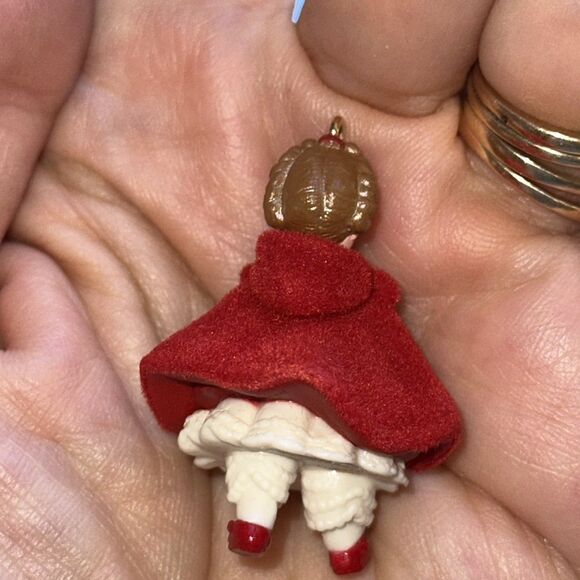 Vintage new in box 2004 Hallmark Classic Red Riding Hood Miniature ornament - Picture 5 of 6